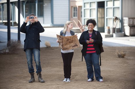 Joel McHale, Gillian Jacobs, Yvette Nicole Brown - Community - Paradigms of Human Memory - Photos