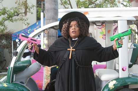 Yvette Nicole Brown - Community - For a Few Paintballs More - Photos