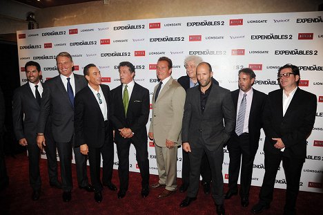 Scott Adkins, Dolph Lundgren, Jean-Claude Van Damme, Sylvester Stallone, Arnold Schwarzenegger, Jason Statham - Niezniszczalni 2 - Z imprez