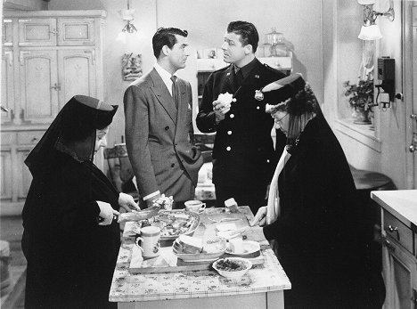 Josephine Hull, Cary Grant, Jack Carson, Jean Adair - Arsenic and Old Lace - Photos