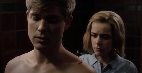 Mason Dye, Kiernan Shipka - Flowers in the Attic - Do filme