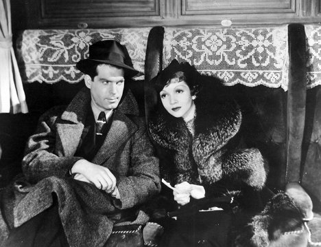 Fred MacMurray, Claudette Colbert - The Gilded Lily - Filmfotos