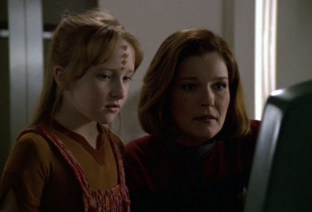 Scarlett Pomers, Kate Mulgrew - Star Trek - Raumschiff Voyager - Das ungewisse Dunkel - Filmfotos