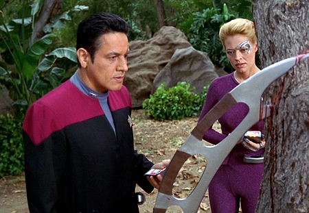 Robert Beltran, Jeri Ryan - Star Trek - Raumschiff Voyager - Fleisch und Blut - Filmfotos