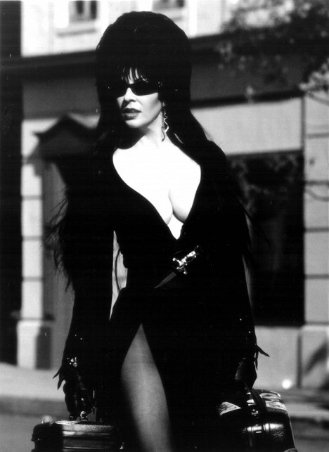 Cassandra Peterson - Elvira, władczyni ciemności - Z filmu