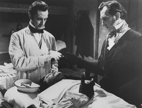 Francis Matthews, Peter Cushing - The Revenge of Frankenstein - Kuvat elokuvasta