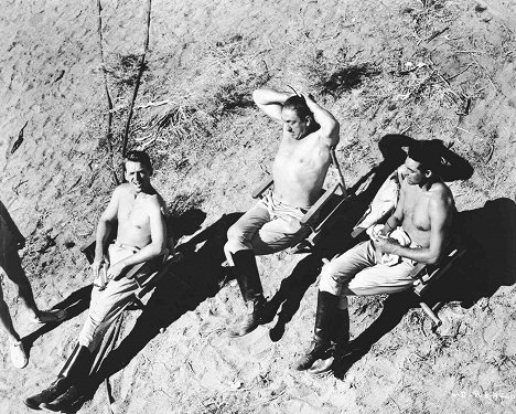 Douglas Fairbanks Jr., Victor McLaglen, Cary Grant - Gunga Din - Forgatási fotók