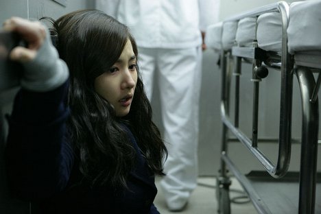 Min-yeong Park - Goyangyi : jookeumeul boneun doo gaeui noon - Kuvat elokuvasta