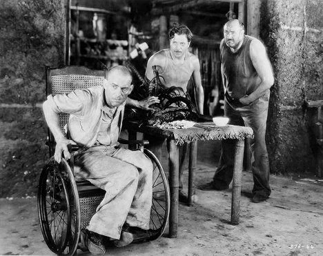 Lon Chaney, Warner Baxter, Tiny Ward - West of Zanzibar - Z filmu