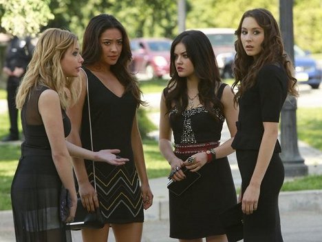 Ashley Benson, Shay Mitchell, Lucy Hale, Troian Bellisario - Pretty Little Liars - A Is for A-l-i-v-e - Photos