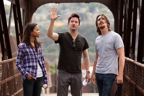 Zoe Saldana, Scott Cooper, Christian Bale - Out of the Furnace - Van de set