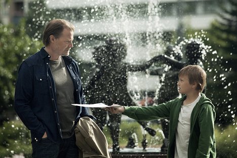 Kari Hietalahti, Esa Nikkilä - Aikuisten poika - De la película