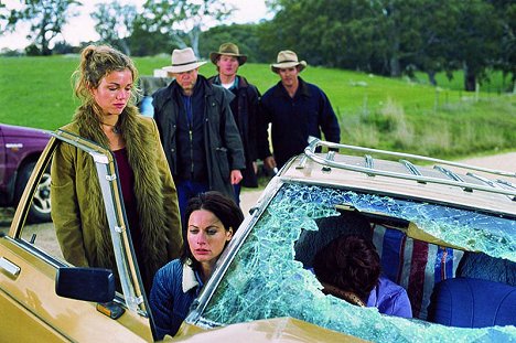 Bridie Carter, Lisa Chappell - McLeod's Daughters - Haunted - Van film