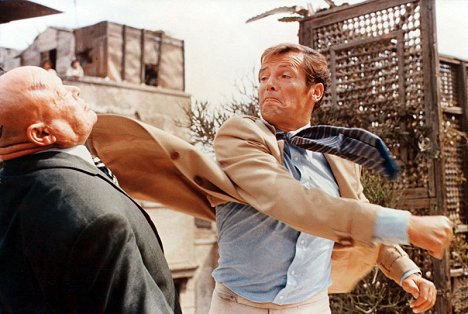 Milton Reid, Roger Moore - 007 - Agente Irresistível - Do filme