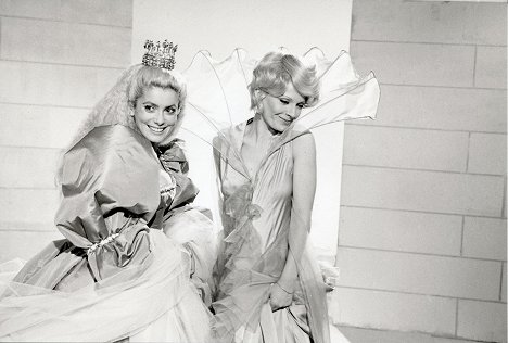 Catherine Deneuve, Delphine Seyrig - Peau d'âne - Van de set