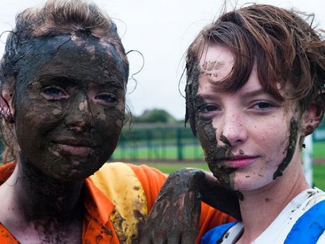 Freya Mavor, Dakota Blue Richards - Skins - Kuvat kuvauksista