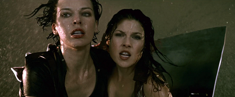 Milla Jovovich, Ali Larter - Resident Evil: Ressurreição - De filmes