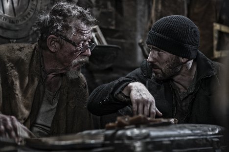 John Hurt, Chris Evans - Snowpiercer - Filmfotos
