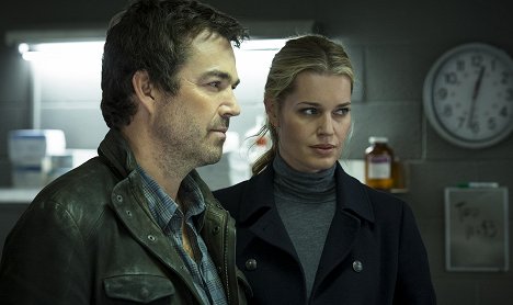 Jon Tenney, Rebecca Romijn - King & Maxwell - Photos