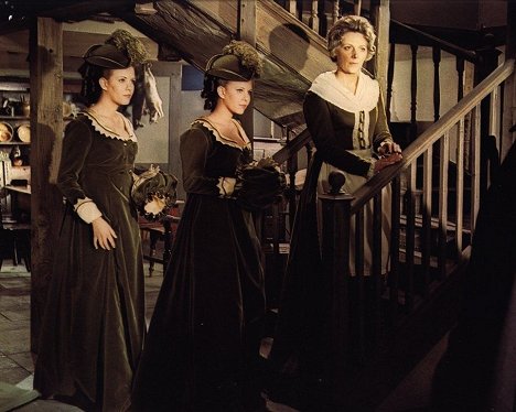 Madeleine Collinson, Mary Collinson, Kathleen Byron - Draculas Hexenjagd - Filmfotos
