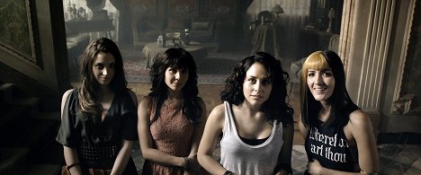 Ona Casamiquela, Adriana Louvier, Zuria Vega, Eréndira Ibarra - Más negro que la noche - Filmfotók
