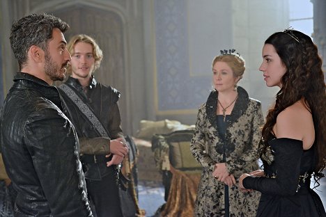 Toby Regbo, Megan Follows, Adelaide Kane - Království - Ponechán vzadu - Z filmu