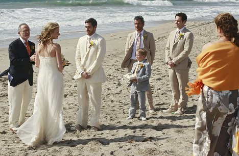 Ron Rifkin, Emily VanCamp, Dave Annable, Balthazar Getty, Maxwell Perry Cotton, Matthew Rhys - Brothers & Sisters - Nearlyweds - Photos