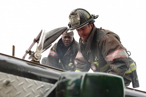 Edwin Hodge, Jesse Spencer - Chicago Fire - Für immer - Filmfotos