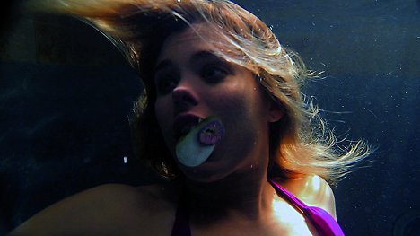 Ciara Hanna - Krvavé jezero: útok zabijáckých mihulí - Z filmu