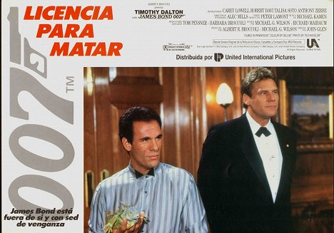 Robert Davi, Don Stroud - James Bond: A magányos ügynök - Vitrinfotók