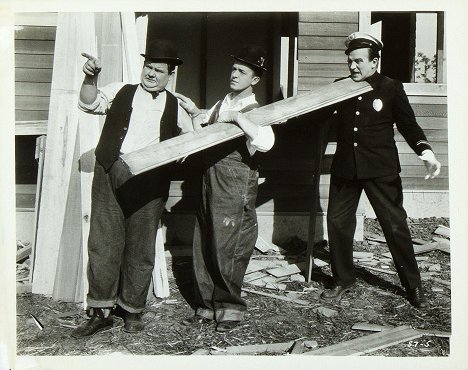 Oliver Hardy, Stan Laurel, Edgar Kennedy - The Finishing Touch - Filmfotos