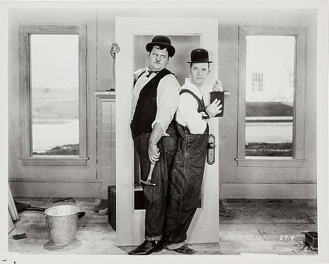 Oliver Hardy, Stan Laurel - The Finishing Touch - Photos