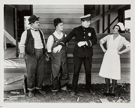 Oliver Hardy, Stan Laurel, Edgar Kennedy, Dorothy Coburn - The Finishing Touch - Photos
