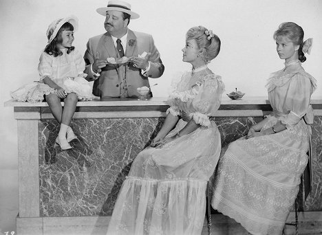 Jackie Gleason, Glynis Johns, Laurel Goodwin - Papa's Delicate Condition - Film