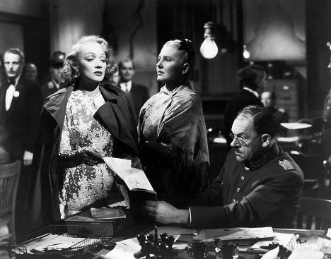 Marlene Dietrich, Jean Arthur - A Foreign Affair - Photos