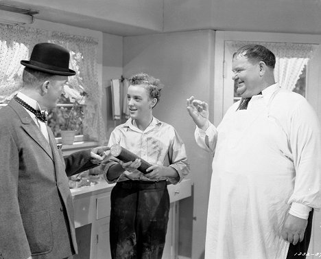 Stan Laurel, David Leland, Oliver Hardy - Nothing But Trouble - De la película