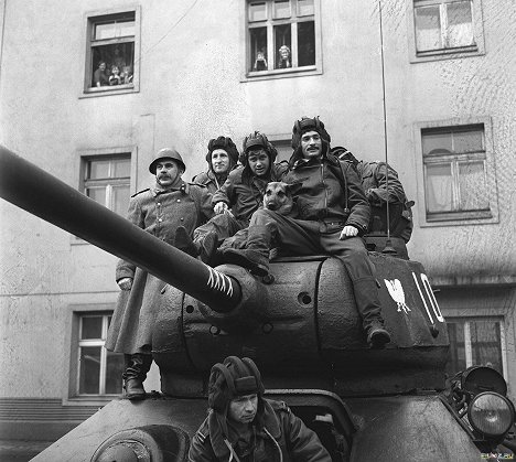 Janusz Klosinski, Franciszek Pieczka, Janusz Gajos, Szarik, Wlodzimierz Press - Czterej pancerni i pies - Werbefoto