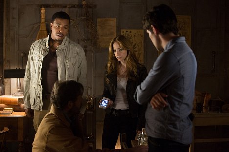 Russell Hornsby, Jaime Ray Newman - Grimm - Un pied dans la tombe - Film