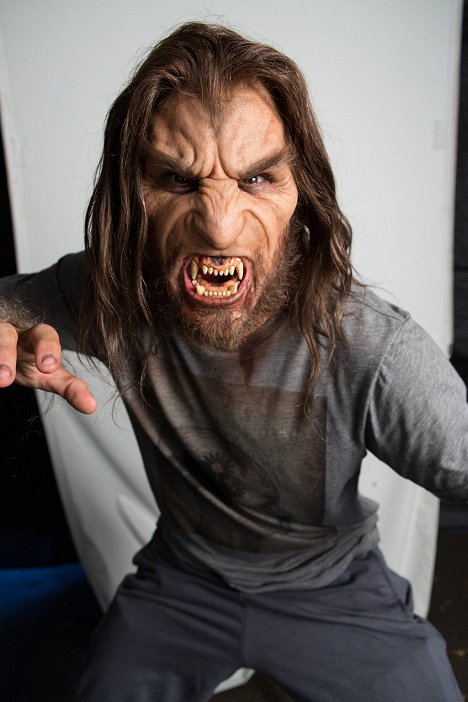 Logan Miller - Grimm - The Other Side - Van de set