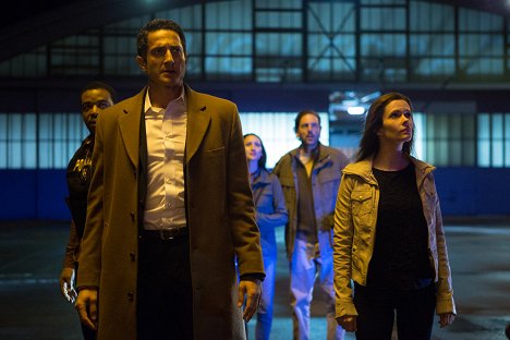 Sasha Roiz, Elizabeth Tulloch - Grimm - Absturz - Filmfotos