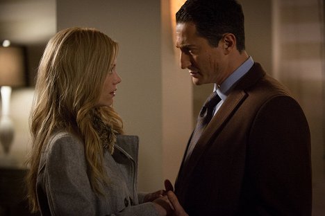 Claire Coffee, Sasha Roiz - Grimm - Kleider machen Leute - Filmfotos