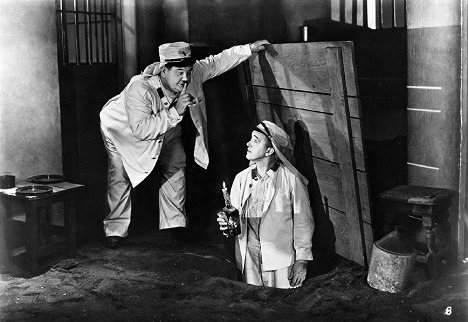 Oliver Hardy, Stan Laurel - Laurel a Hardy v cudzineckej légii - Z filmu