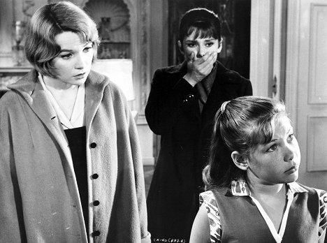 Shirley MacLaine, Audrey Hepburn, Karen Balkin - Infam - Filmfotos