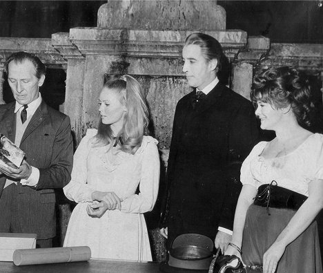 Peter Cushing, Veronica Carlson, Christopher Lee - Het Bloed van Dracula - Van de set