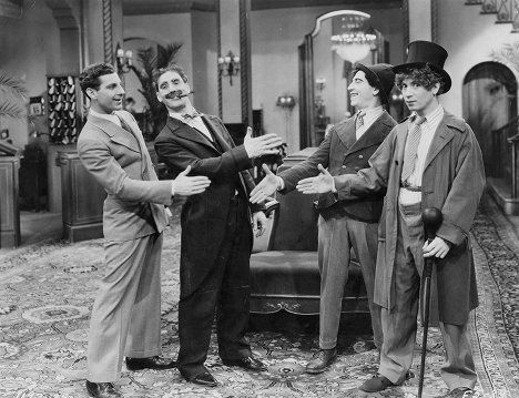 Zeppo Marx, Groucho Marx, Chico Marx, Harpo Marx - The Cocoanuts - Van film