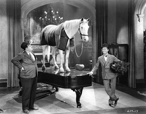 Oliver Hardy, Stan Laurel - Wrong Again - Z filmu