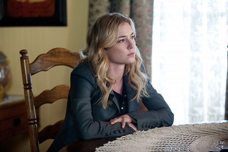 Emily VanCamp - Revenge - Absolution - Photos