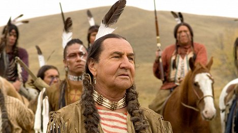 August Schellenberg - Pochowaj me serce w Wounded Knee - Z filmu