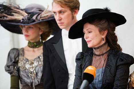 Petra Schmidt-Schaller, Lars Eidinger, Iris Berben - Der Clan - Die Geschichte der Familie Wagner - De filmagens