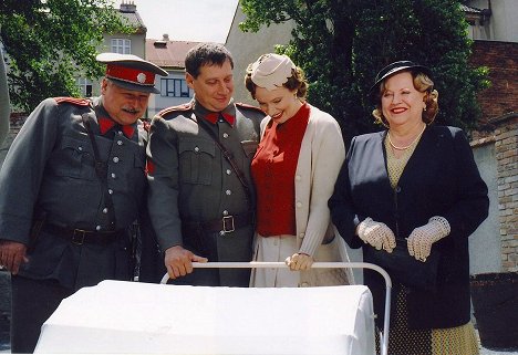 Miloš Vávra, Tomáš Töpfer, Alena Antalová, Zdena Herfortová - Četnické humoresky - Rýhonosec řepný - Filmfotos